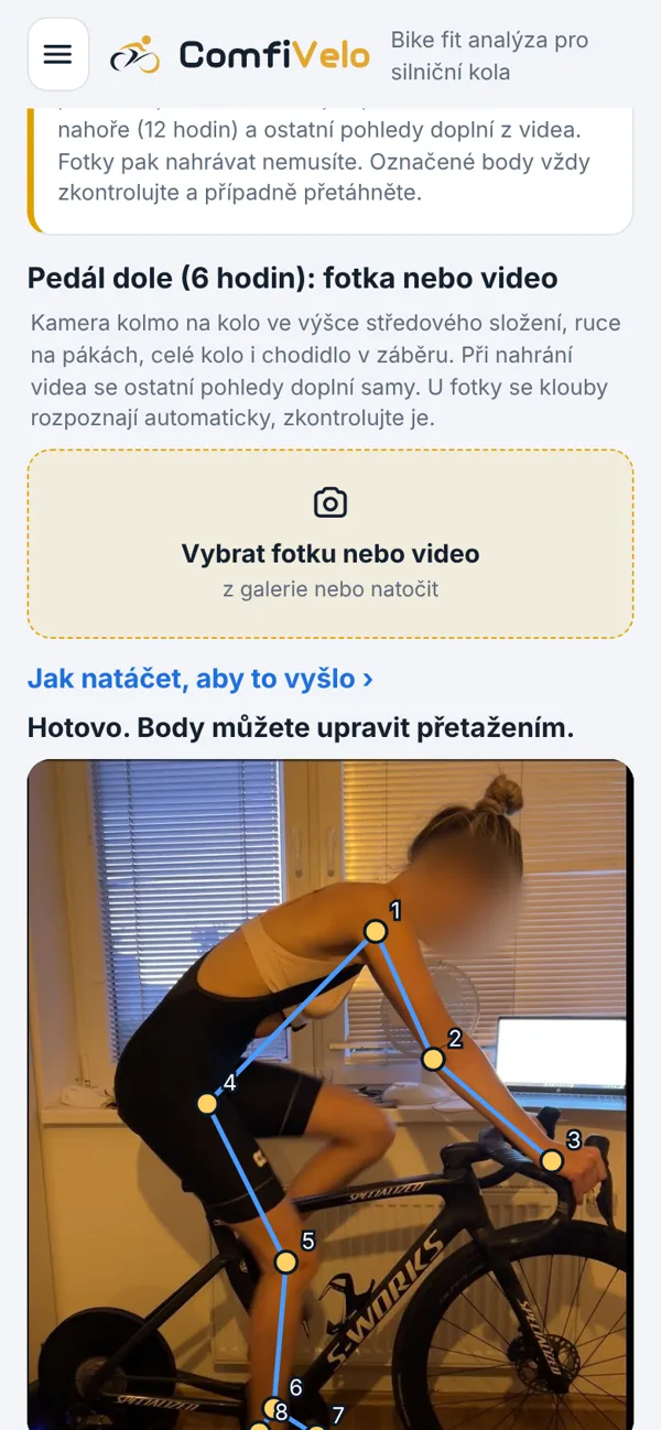 Obrazovka s body na fotce jezdkyně, obličej rozmazán