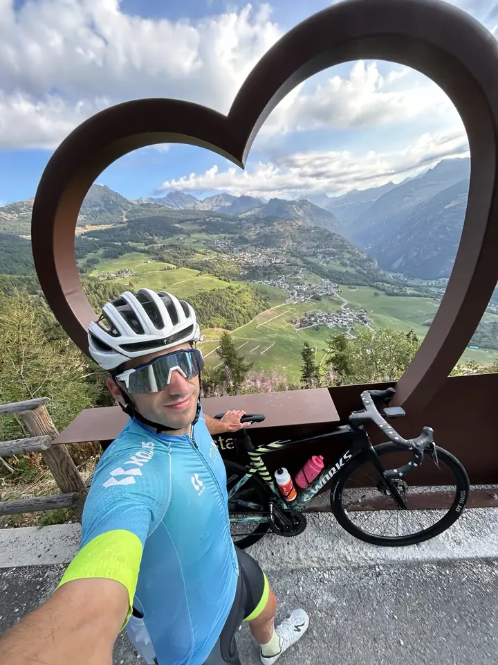 Martin Budík na silničním kole u kovového srdce nad údolím Valle d'Aosta